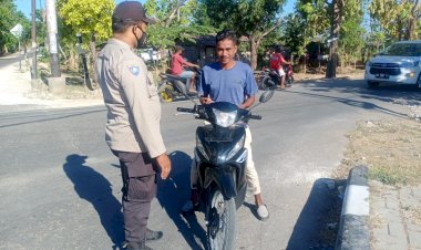 Laksanakan-Penertiban-Protokol-Kesehatan-Anggota-Polsek-Maulafa-Tegur-Warga-Yang-Beraktivitas-Tidak-Menggunakan-Masker