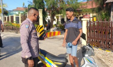 Pendisiplinan-Penggunaan-Masker,-Bhabinkamtibmas-Polsek-Oebobo-Tegur-Dan-Himbau-Warga-Yang-Beraktivitas-Tidak-Menggunakan-Masker