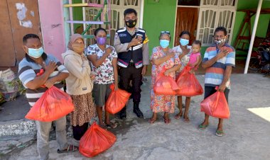 Sambut-HUT-Bhayangkara-ke-75,-Polres-Kupang-Kota-Laksanakan-Bakti-Sosial-Berikan-Bansos-Pada-Warga-Kota-Kupang