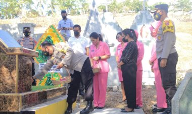 Peringati-HUT-Bhayangkara-Ke-75,-Polres-Kupang-Kota-Laksanakan-Anjangsana-dan-Ziarah