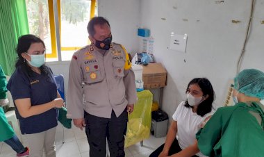Pastikan-Pelaksanaan-Vaksinasi-Massal-Berjalan-Dengan-Baik--,Kapolres-Kupang-Kota-Terjun-Langsung-Pantau-Lokasi-Pelaksanaan-Di-Wilayah-Hukum-Polres-Kupang-Kota