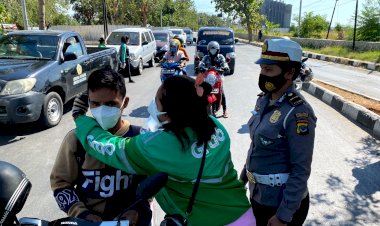 Polwan-Satlantas-Polres-Kupang-Kota-Bersama-Grab-Woman-Kota-Kupang-Bagi-Masker-Gratis-Ke-Masyarakat
