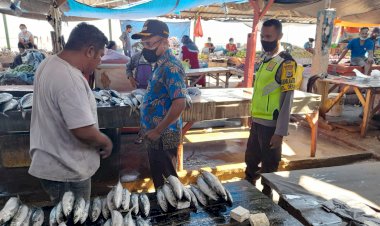 Himbau-Protokol-Kesehatan,-Bhabinkamtibmas-Polsek-Kelapa-Lima-Laksanakan-Operasi-Yustisi-Di-Pasar-Oesapa