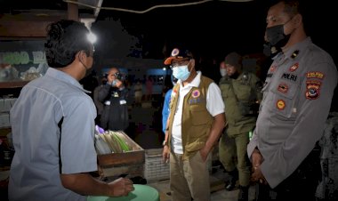 Mengurangi-Penyebaran-Covid-19,-Personil-Polres-Kupang-Kota-Bersama-Pemkot-Kupang-Laksanakan-Patroli-PPKM