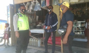 Sambang-Dan-Patroli-Dialogis-Bhabinkamtibmas-Kelurahan-Fatukoa-Himbaun-Patuhi-Protokol-Kesehatan