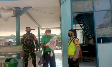 Peduli-Warga-Binaannya,-Bhabinkamtibmas-Kelurahan-LLBK-Berikan-Bantuan-Sembako-Kepada-Warga-Yang-Kurang-Mampu