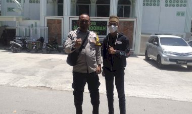 Laksanakan-PAM-Sholat-Jumat-Bhabinkamtibmas-Kelurahan-TDM-Ingatkan-Warga-Terapkan-Protokol-Kesehatan-di-Masjid