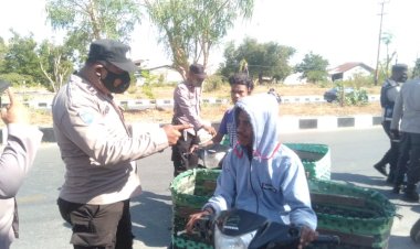 Pendisiplinan-Penggunaan-Masker,-Personel-Polsek-Maulafa-Tegur-Dan-Himbau-Warga-Yang-Beraktivitas-Tidak-Menggunakan-Masker