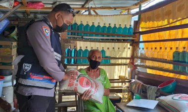 Polri-Peduli,-Bhabinkamtibmas-Polres-Kupang-Kota-Salurkan-Bantuan-Sembako-Kepada-Warga-Yang-Kurang-Mampu