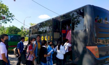 Sopir-Angkot-Mogok-dan-Turunkan-Siswa-di-Jalan,-Mobil-Polisi-Dikerahkan-Antar-Siswa-ke-Sekolah