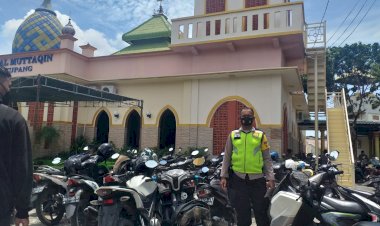 Laksanakan-PAM-Sholat-Jumat-Bhabinkamtibmas-Kelurahan-Kelapa-Lima-Ingatkan-Warga-Terapkan-Protokol-Kesehatan-di-Masjid