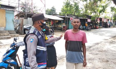 Peduli-Covid-19,-Personel-Bhabinkamtibmas-Kelurahan-Naimata-Tegur-Serta-Beri-Sanksi-Warga-yang-Tidak-Menaati-Protokol-Kesehatan