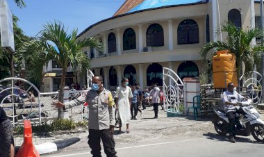 PAM-Kegiatan-Ibadat-Minggu-Umat-Kristiani,-Babinkamtibmas-Kelurahan-Fatubesi-Ingatkan-Warga-Terapkan-Protokol-Kesehatan-di-Gereja