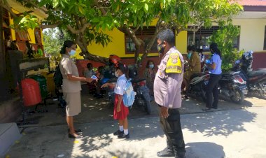 Babinkamtibmas-Kelurahan-NBD-Pantau-Kegiatan-Belajar-Tatap-Muka-di-Sekolah-Agar-Tetap-Patuhi-Prokes