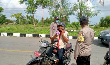 Personel-Babinkamtibmas-Tegur-Dan-Himbau-Warga-Yang-Beraktivitas-Tidak-Menggunakan-Masker