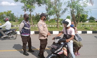 Personel-Babinkamtibmas-Tegur-Dan-Himbau-Warga-Yang-Beraktivitas-Tidak-Menggunakan-Masker