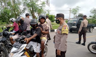 Personel-Babinkamtibmas-Tegur-Dan-Himbau-Warga-Yang-Beraktivitas-Tidak-Menggunakan-Masker