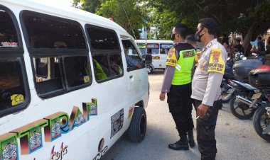 Pendisiplinan-Penggunaan-Masker,-Bhabinkamtibmas-Tegur-Dan-Himbau-Para-Supir-Taksi
