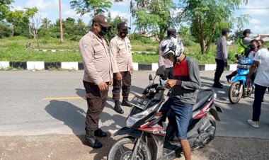 Personel-Babinkamtibmas-Tegur-Dan-Himbau-Warga-Yang-Beraktivitas-Tidak-Menggunakan-Masker
