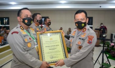 Pencapain-Vaksinasi-Terbanyak,Polres-Kupang-Kota-Mendapat-Penghargaan-Dari-Kapolda-NTT