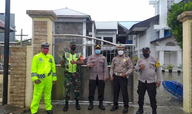 Polres-Kupang-Kota-dan-Polsek-Jajaran-Amankan-Ibadah-Natal-di-Sejumlah-Gereja-Di-Kota-Kupang