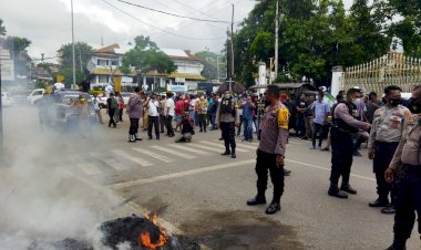 Personel-Kupang-Kota-Amankan-Aksi-Unjukrasa-Damai-Oleh-Simpatisan-Partai-Demokrat-Untuk-Jeriko