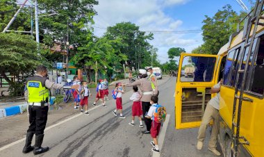 Atur-Lalu-Lintas-Pagi,-Satlantas-Polres-Kupang-Kota-Bantu-Anak-Sekolah-Nyebrang-Jalan