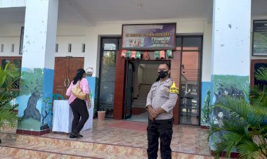 Babinkamtibmas-Kelurahan-Kelapa-Lima-Laksanakan-Pam-Dan-Ingatkan-Warga-Terapkan-Protokol-Kesehatan-di-Gereja