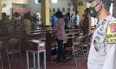 Babinkamtibmas-Kelurahan-Bonopoi-Laksanakan-Pam-Dan-Ingatkan-Warga-Terapkan-Protokol-Kesehatan-di-Gereja