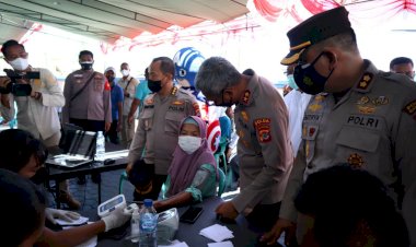 Vaksinasi-Serentak-,Kapolda-NTT--Kunjungi-Gerai-Vaksin-Polres-Kupang-Kota-Di-Masjid-Namosain-Kota-Kupang