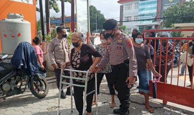 Humanis,-Personel-Polres-Kupang-Kota-Laksanakan-Pengamanan-Dan--Bantu-Lansia-Penerima-Pembagian-Bantuan-Sosial-Tunai-(BST)