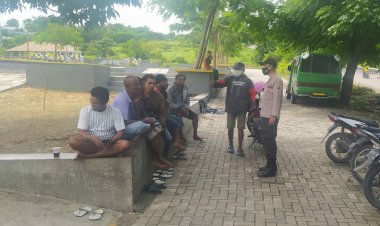 Patroli-Pendisiplinan-Protokol-Kesehatan,-Personel-Polsek-Kelapa-Lima-Polres-Kupang-Kota-Tegur-Sejumlah-Pemuda-Yang-Nongkrong-Tidak-Memakai-Masker
