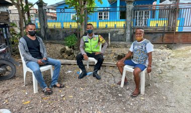 Wujudkan-Keamanan-Lingkungan-Dan-Penertiban-Protokol-Kesehatan,-Bhabinkamtibmas-Kelurahan-Oesapa-Sambang-Dan-Imbau-Warga-Binaanya