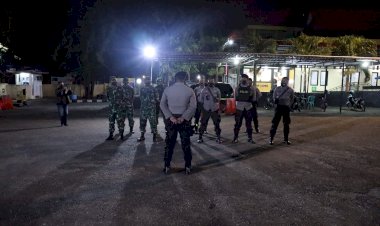 Personel-Polres-Kupang-Kota-Dan-Gabungan-TNI-Laksanakan-Pantroli-imbau-Warga-Taati-Protokol-Kesehatan