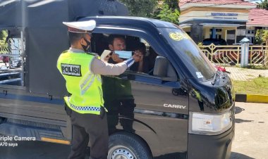 Operasi-Keselamatan-Turangga-2022,-Personel-Sat-Lantas-Polres-Kupang-Kota-Tegur-Pelanggar-Lalu-Lintas-Dan-Pengendara-Yang-Tidak-Memakai-Masker