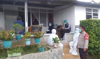 Bhabinkamtibmas-Polres-Kupang-Kota-Bersinergi-Dengan-Puskesmas-Laksanakan-Tracing-Warga-Binaanya-Yang-Terpapar-Covid-19