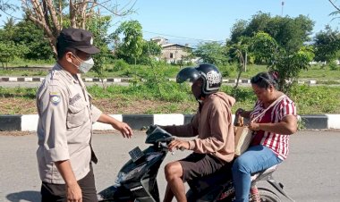 Personel-Polsek-Maulafa-Polres-Kupang-Kota-Laksanakan-Penertiban-Protokol-Kesehatan-Tegur-Pengguna-Jalan-Yang-Tak-Memakai-Masker