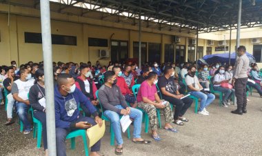 Bantuan-Uang-Tunai-untuk-PKL,-Warung-Dan-Nelayan-Disalurkan-Polres-Kupang-Kota,-Ringankan-Beban-Warga-Yang-Terdampak-Covid-19