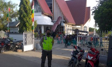 Babinkamtibmas-Kelurahan-Oesapa-Barat-Laksanakan-Pam-Dan-Ingatkan-Warga-Terapkan-Protokol-Kesehatan-di-Gereja