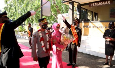 Tradisi-Pedang-Pora-Warnai-Rangkaian-Pisah-Sambut-Kapolres-Kota-Kupang-Kota-Di-Mako-Polres-Kota-Kupang-Kota