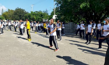 Jaga-Stamina-Dan-Kebugaran-Tubuh,-Kapolresta-Kupang-Kota-Ajak-Anggotanya-Olaraga-Bersama