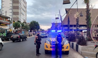 Personil-Polresta-Kupang-Kota-Menertibkan-Parkiran-di-Taman-Kelapa-Lima,-Kota-Kupang.