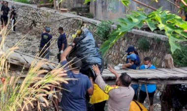 Bhanbinkamtibmas-Kelurahan-Pasir-Panjang-Melaksanakan-Bakti-Sosial-Bersama-Warga-Membersihkan-Sampah-Tertinggal-Akibat-Banjir.