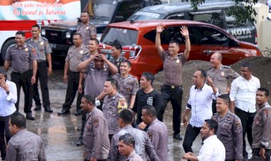 Anggota-Polresta-Kupang-Kota-Basah-Kuyub-Disiram-Kapolresta