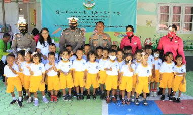 Kapolresta-Hadiri-Acara-Penerimaan-Siswa-Baru-Di-Tk-Kemala-Bhayangkari-01-Kota-Kupang.