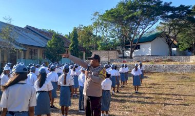 Bhabinkamtibmas-Kelurahan-kolhua-Beri-Pelatihan-PBB-Bagi-Siswa-siswi-SMA-N-11-Kupang.