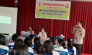 Kegiatan-Sosialisai-oleh-Kapolsek-Oebobo-dalam-Masa-Pengenalan-Lingkungan-Sekolah-(MPLS)-bagi-Siswa-SMA-Kristen-Mercusuar-Kupang.