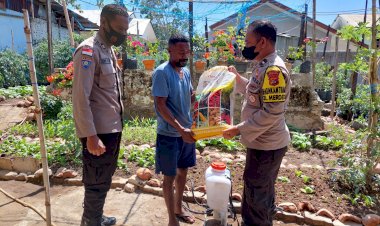 Bhabinkamtibmas-Kelurahan-Merdeka-serahkan-bantuan-Pupuk,-Obat-Pembasmi-Hama-dan-Alat-Semprot-Pestisida-kepada-warga-binaan.