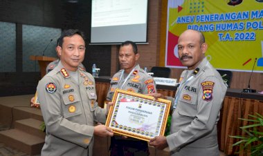 Humas-Polresta-Kupang-Kota-Terima-Penghargaan-dari-Kapolda-NTT.