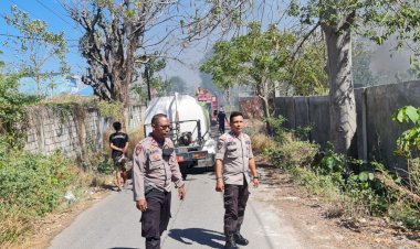 Polsek-Kelapa-Lima-Bersama-DAMKAR-Padamkan-Kebakaran-Lahan-Kosong-di-Kelurahan-Kelapa-Lima